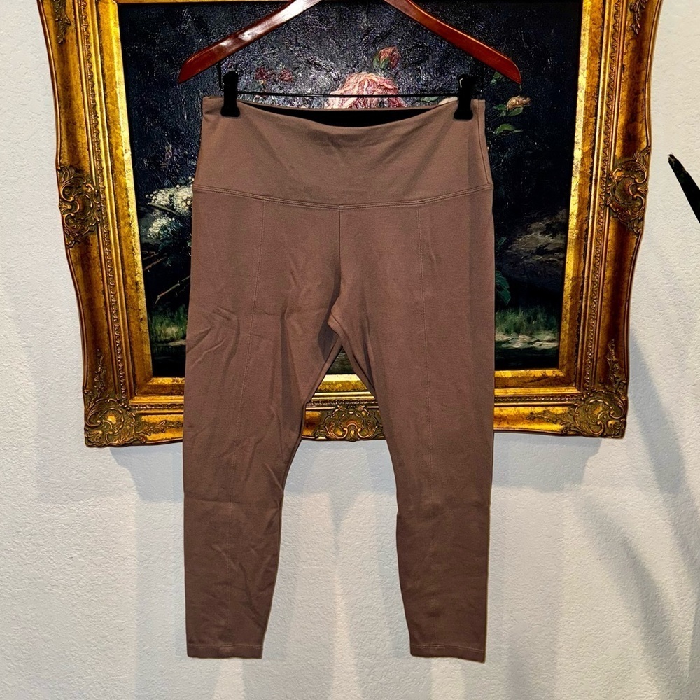LYSSÉ Brown Tummy Control Cropped Comfort Leggings Size Large Gently Used